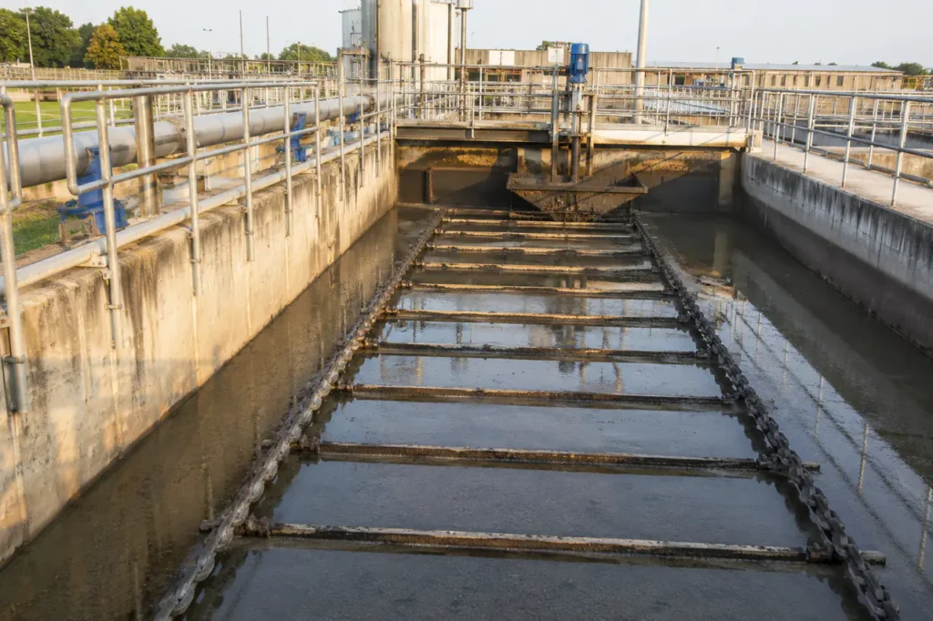 Peralatan pengolahan clarifier pengikis lumpur dengan tanki, pipa, dan detail inspeksi